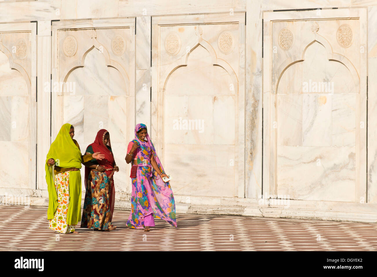 Le donne indossano sari colorati, Taj Mahal, Mausoleo, Sito Patrimonio Mondiale dell'UNESCO, Agra, Uttar Pradesh, India Foto Stock