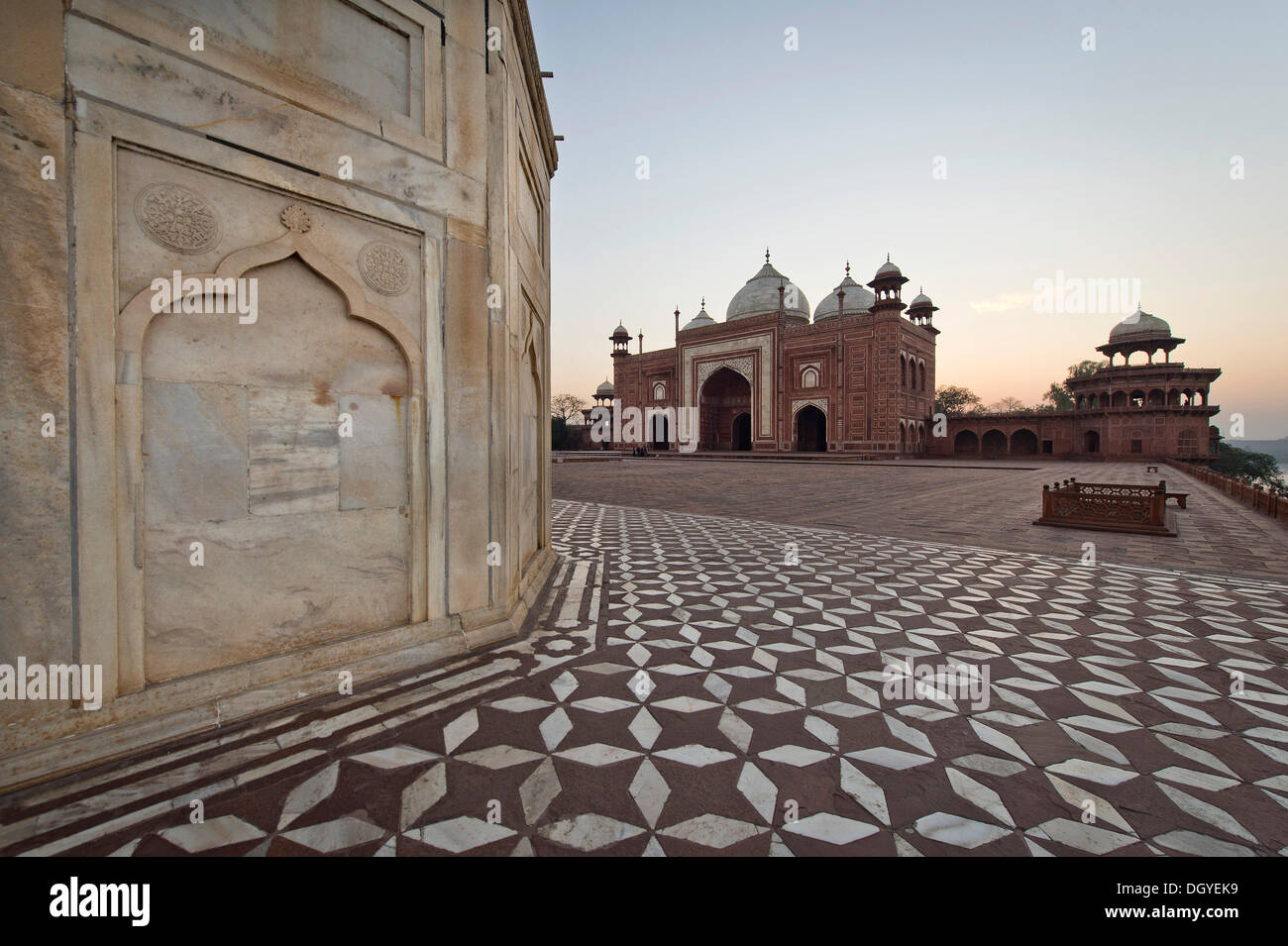 La moschea, Taj Mahal, Mausoleo, Sito Patrimonio Mondiale dell'UNESCO, Agra, Uttar Pradesh, India Foto Stock