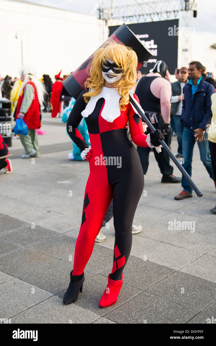 LONDON, Regno Unito - 26 ottobre: Cosplayers vestito come un Harley Quinn da Batman per il Comicon presso il centro Excel di MCM Expo Foto Stock