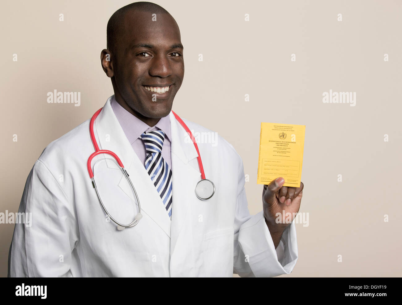 Medico indossa uno stetoscopio azienda tedesca Certificato di immunizzazione Foto Stock