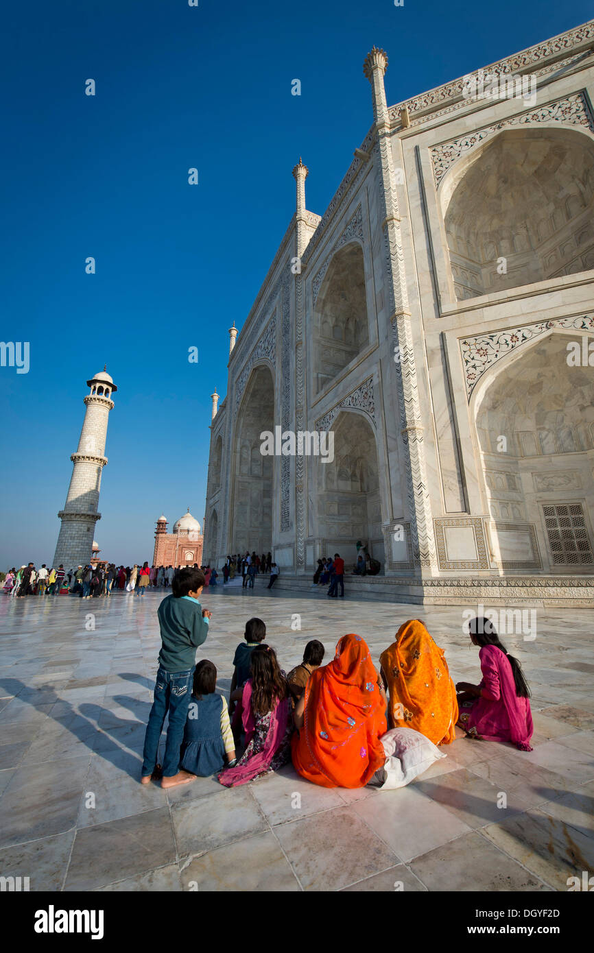 I visitatori o turisti, a Taj Mahal, Mausoleo, Sito Patrimonio Mondiale dell'UNESCO, Agra, Uttar Pradesh, India Foto Stock