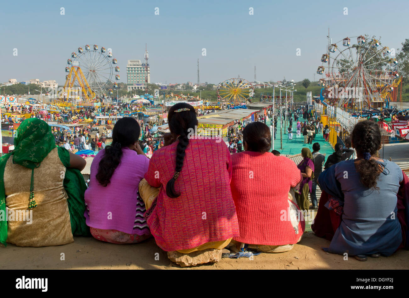 Le donne indiane guardando una fiera del divertimento, Suraj Kund, Haryana, India Foto Stock