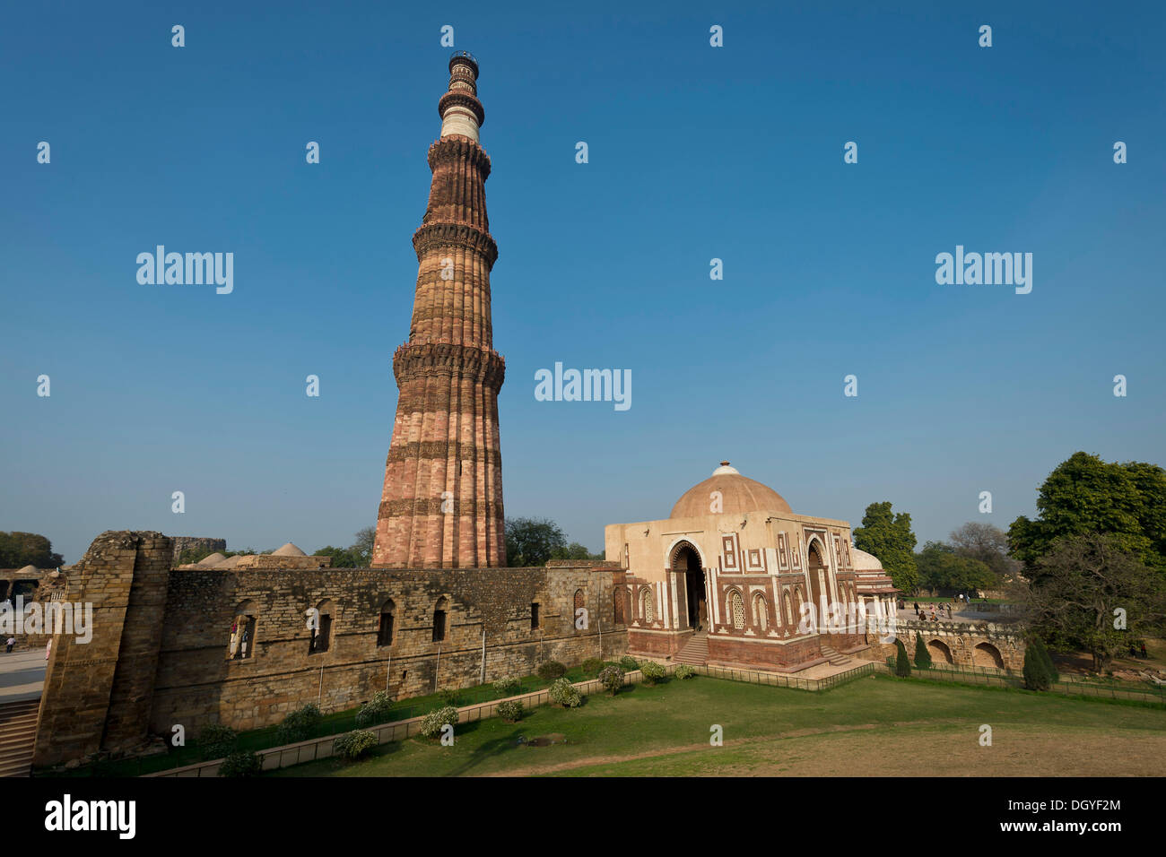 Qutb Minar, Qutb complessa, Sito Patrimonio Mondiale dell'UNESCO, Mehrauli parco archeologico, New Delhi, Delhi, India Foto Stock