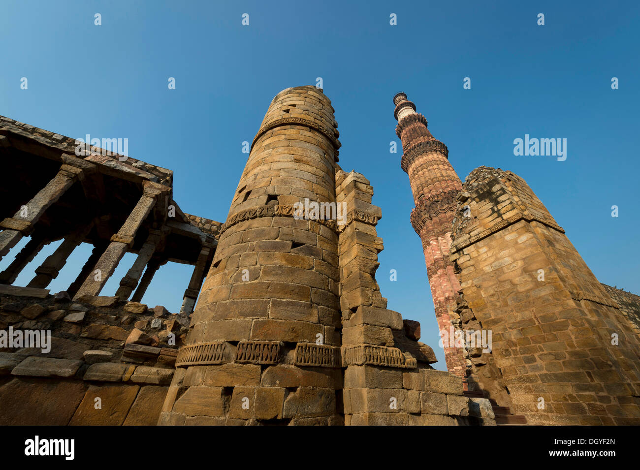 Qutb Minar, Qutb complessa, Sito Patrimonio Mondiale dell'UNESCO, Mehrauli parco archeologico, New Delhi, Delhi, India Foto Stock