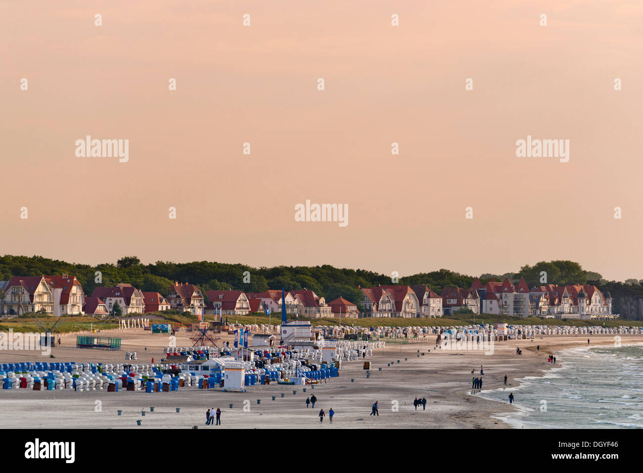 Spiaggia, sedie a sdraio, palazzi, Warnemünde, Rostock, Meclemburgo-Pomerania Occidentale, Germania Foto Stock