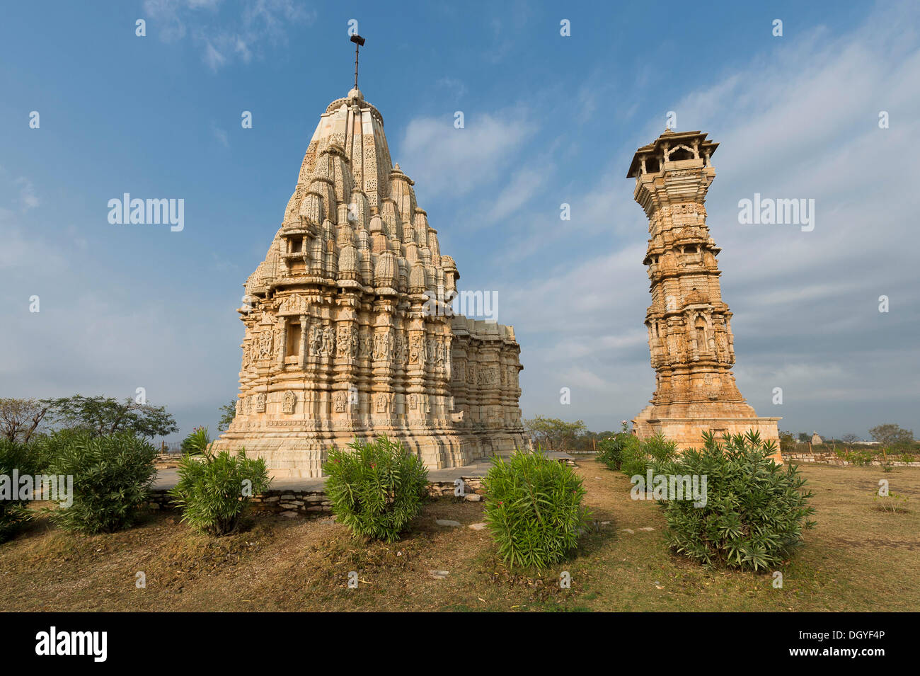 Mahavira il tempio e Kirti Stambha, la vittoria torre del Jains, costruito in onore del primo Tirthankara Jain Adinath Foto Stock