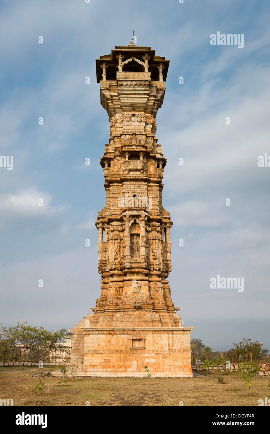 Kirti Stambha, la vittoria torre del Jains, costruito in onore del primo Tirthankara Jain Adinath, Chittorgarh Fort Mountain Foto Stock