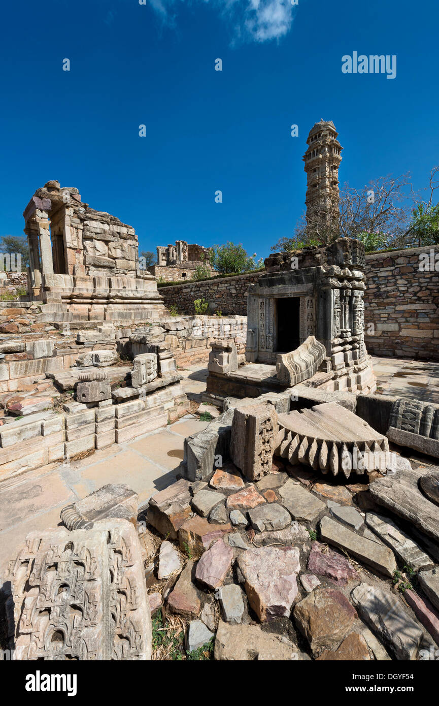 Rovine di templi e Vijaya Stambha, una vittoria a torre costruito durante il regno di Rana Kumbha, Chittorgarh Fort, Chittorgarh, Rajasthan Foto Stock