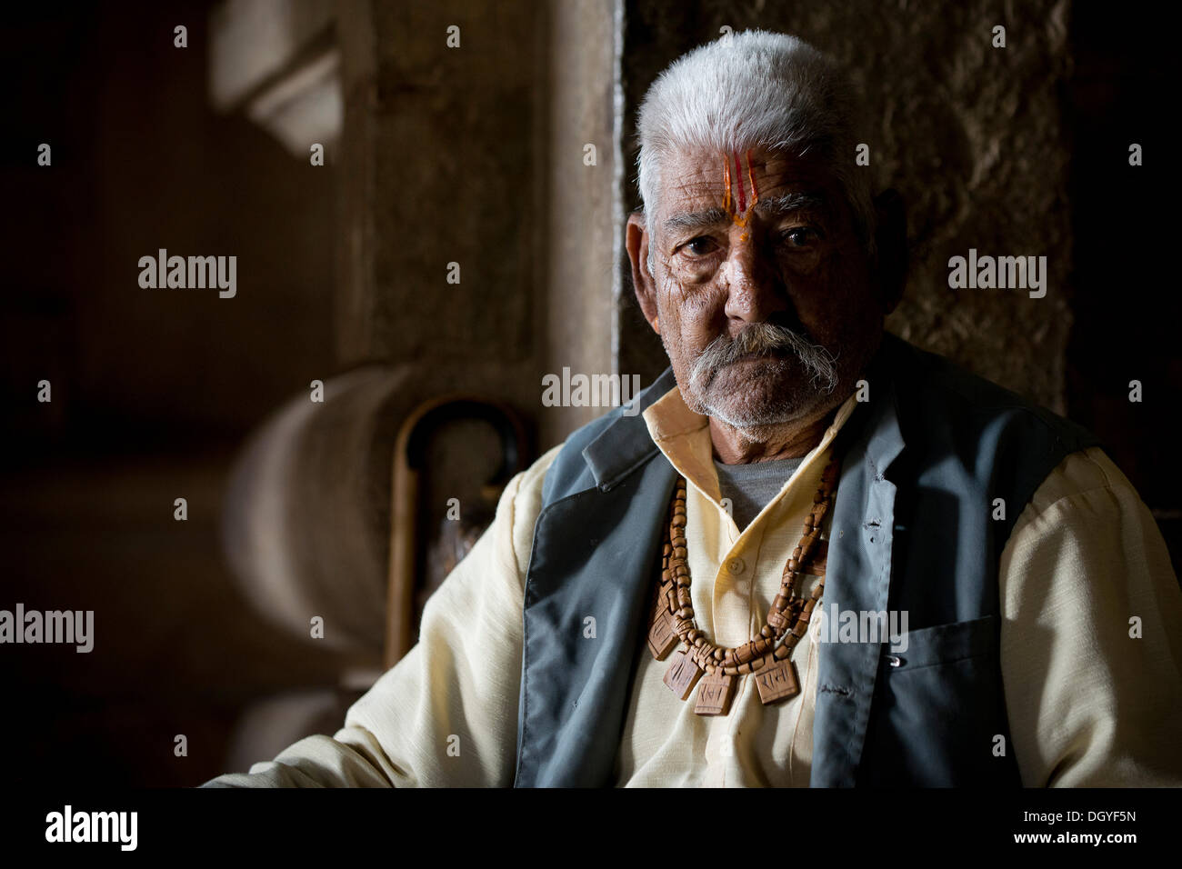 Sacerdote, Kumbha Shyama tempio, Chittorgarh, Rajasthan, India Foto Stock