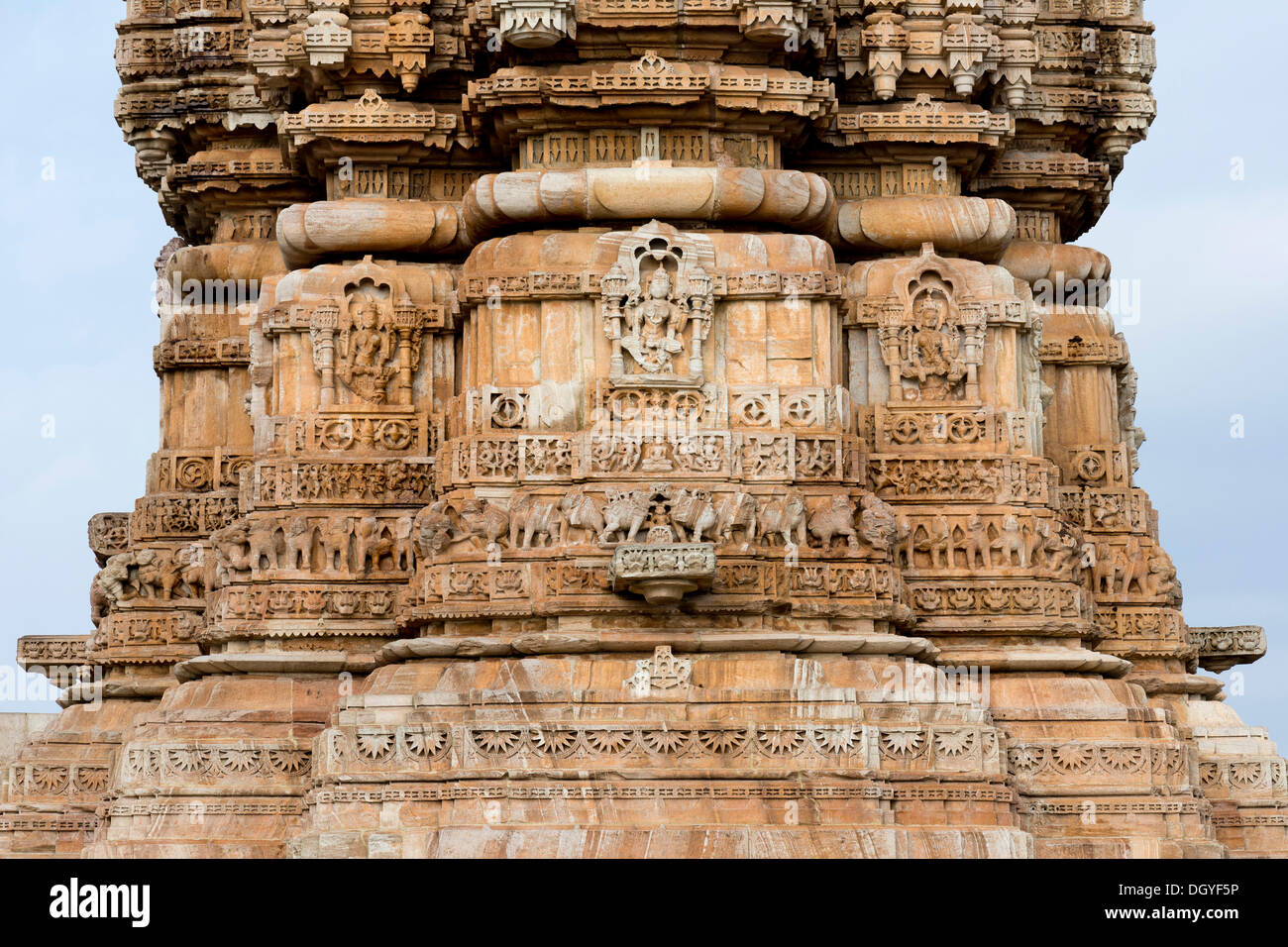 Sculture decorative sulla base di Kirti Stambha, la vittoria torre del Jains, costruito in onore del primo Jain Foto Stock