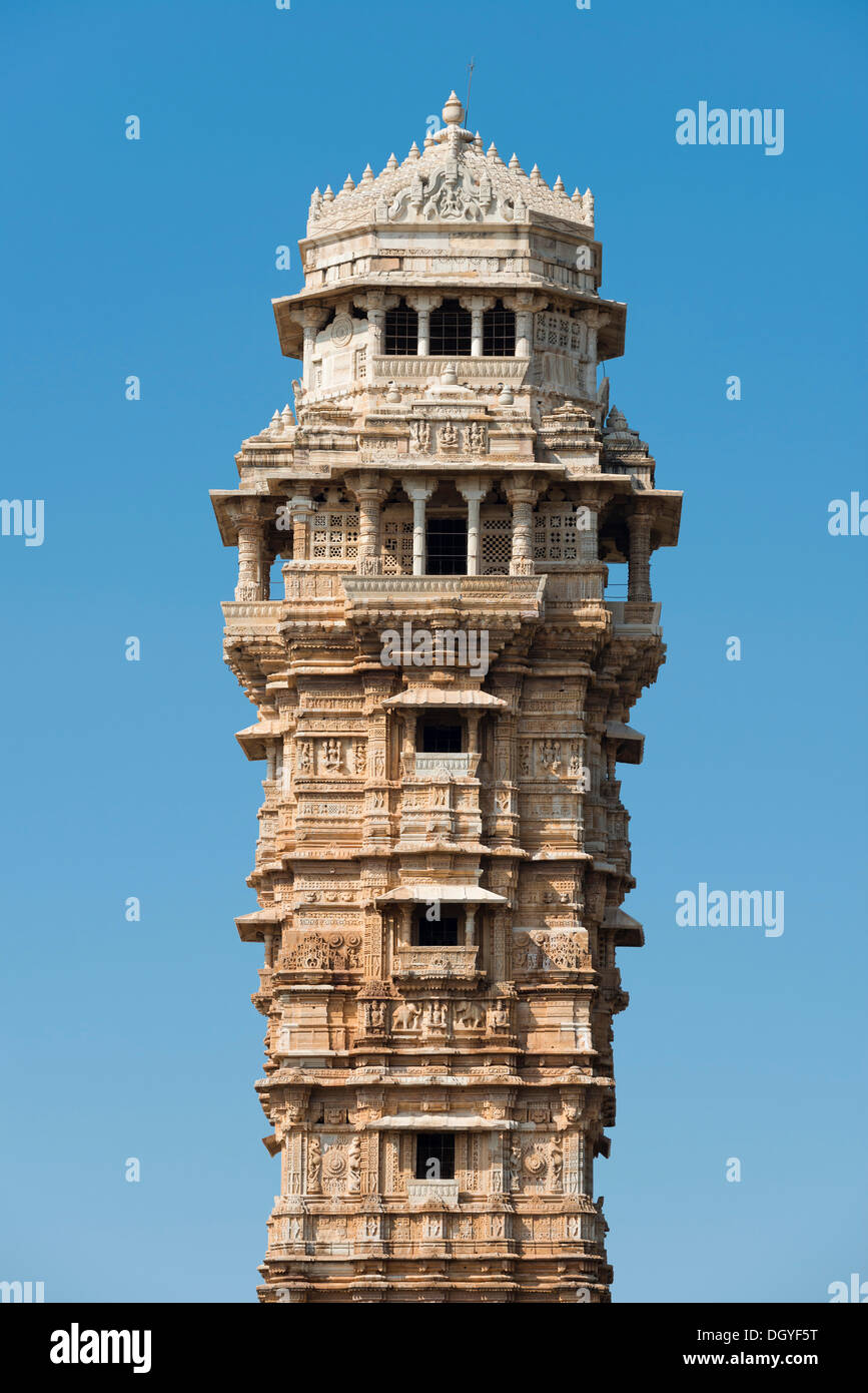 In alto di Vijaya Stambha, una vittoria a torre costruito durante il regno di Rana Kumbha con figure a rilievo dalla mitologia induista Foto Stock