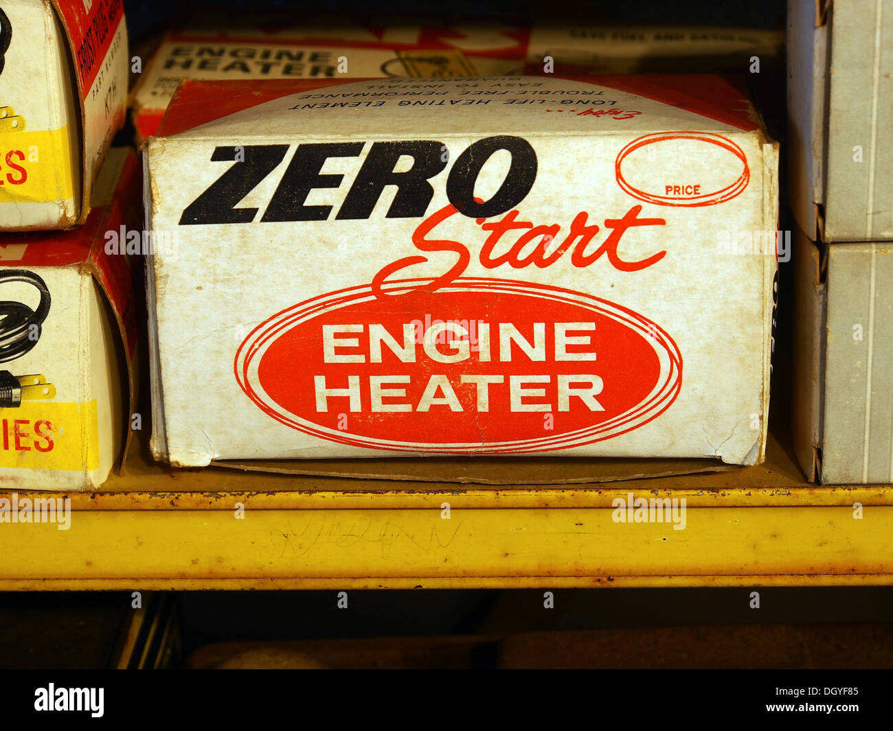 Il riscaldatore del motore ZERO Start è un prodotto industriale progettato per riscaldare i motori, spesso utilizzato in climi freddi. L'immagine mostra il prodotto insieme a contenitori e scatole da collezione. Foto Stock