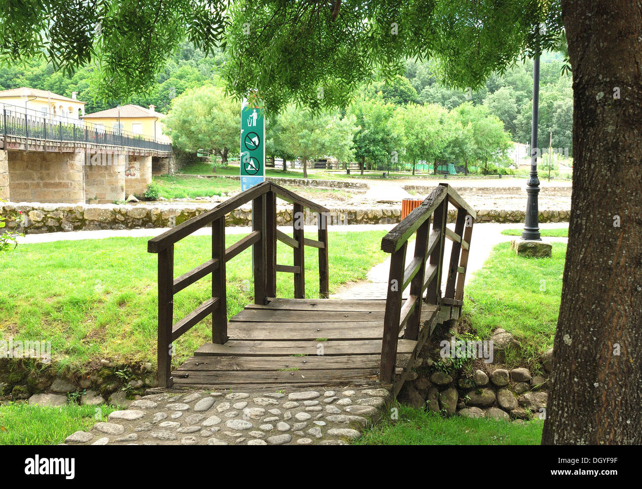 Ponte di legno nel parco del Jerte vallei. Spagna Foto Stock