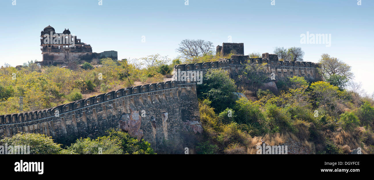 Mura fortificate e le rovine di un complesso di palazzo, Chittorgarh Fort, Chittorgarh, Rajasthan, India Foto Stock