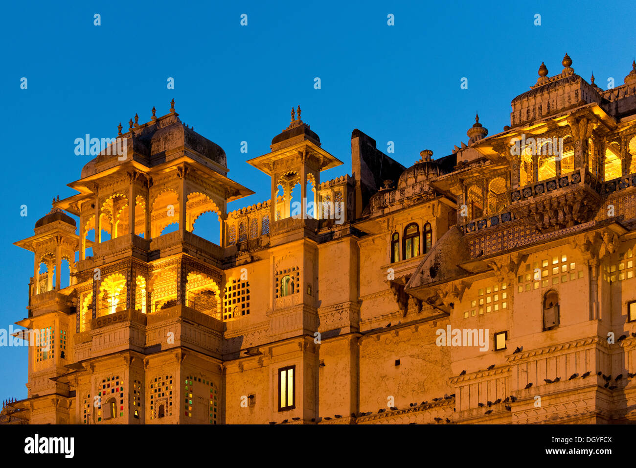 Città illuminata Palazzo del Maharana di Udaipur, Udaipur, Rajasthan, India Foto Stock