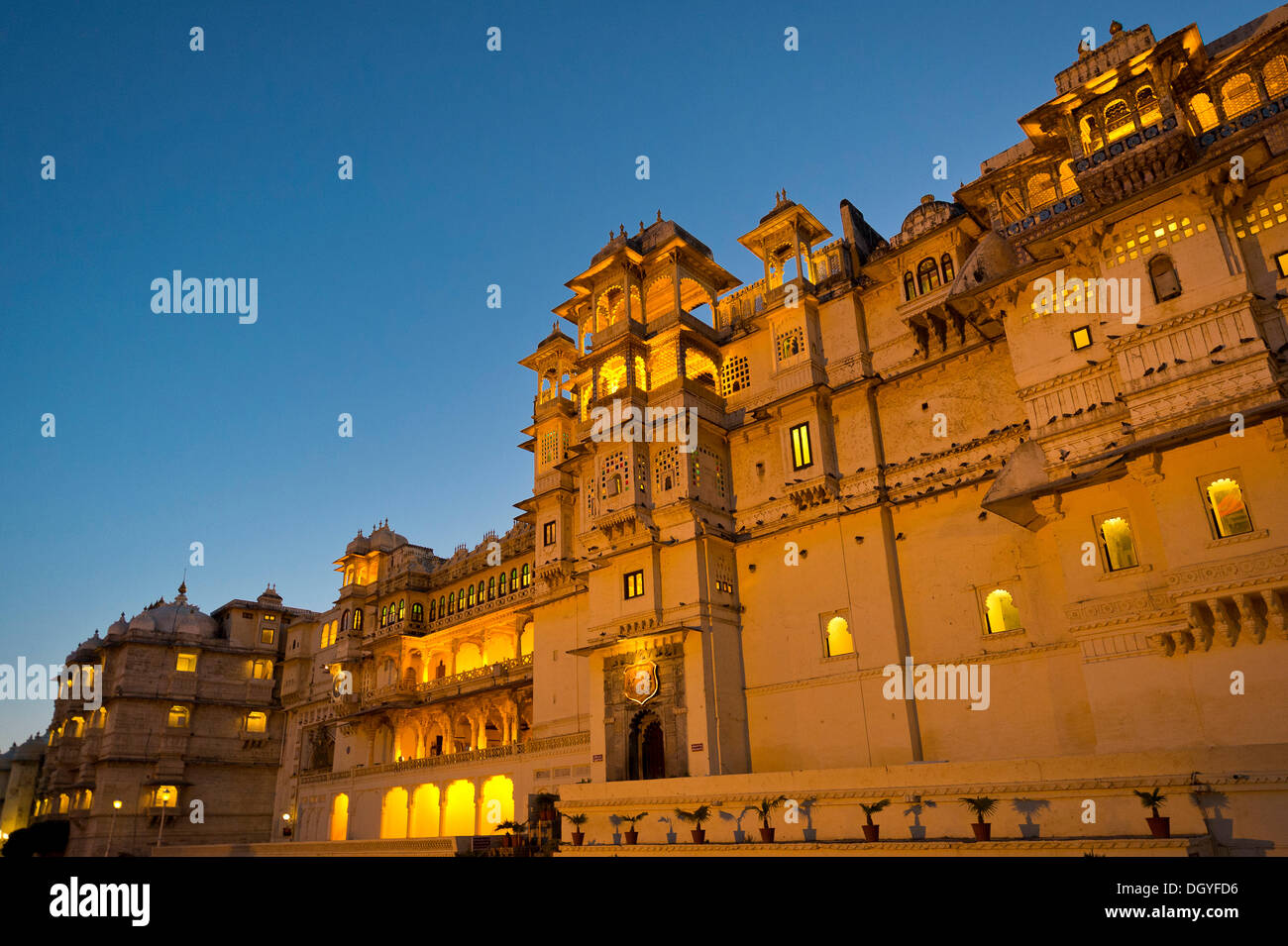 Città illuminata Palazzo del Maharana di Udaipur, Udaipur, Rajasthan, India Foto Stock