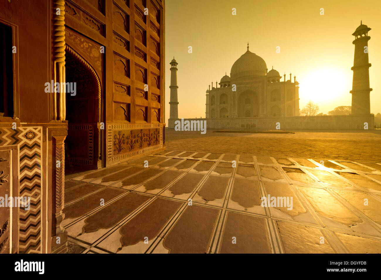 Taj Mahal, Mausoleo, Sito Patrimonio Mondiale dell'UNESCO, all'alba, Agra, Uttar Pradesh, India Foto Stock