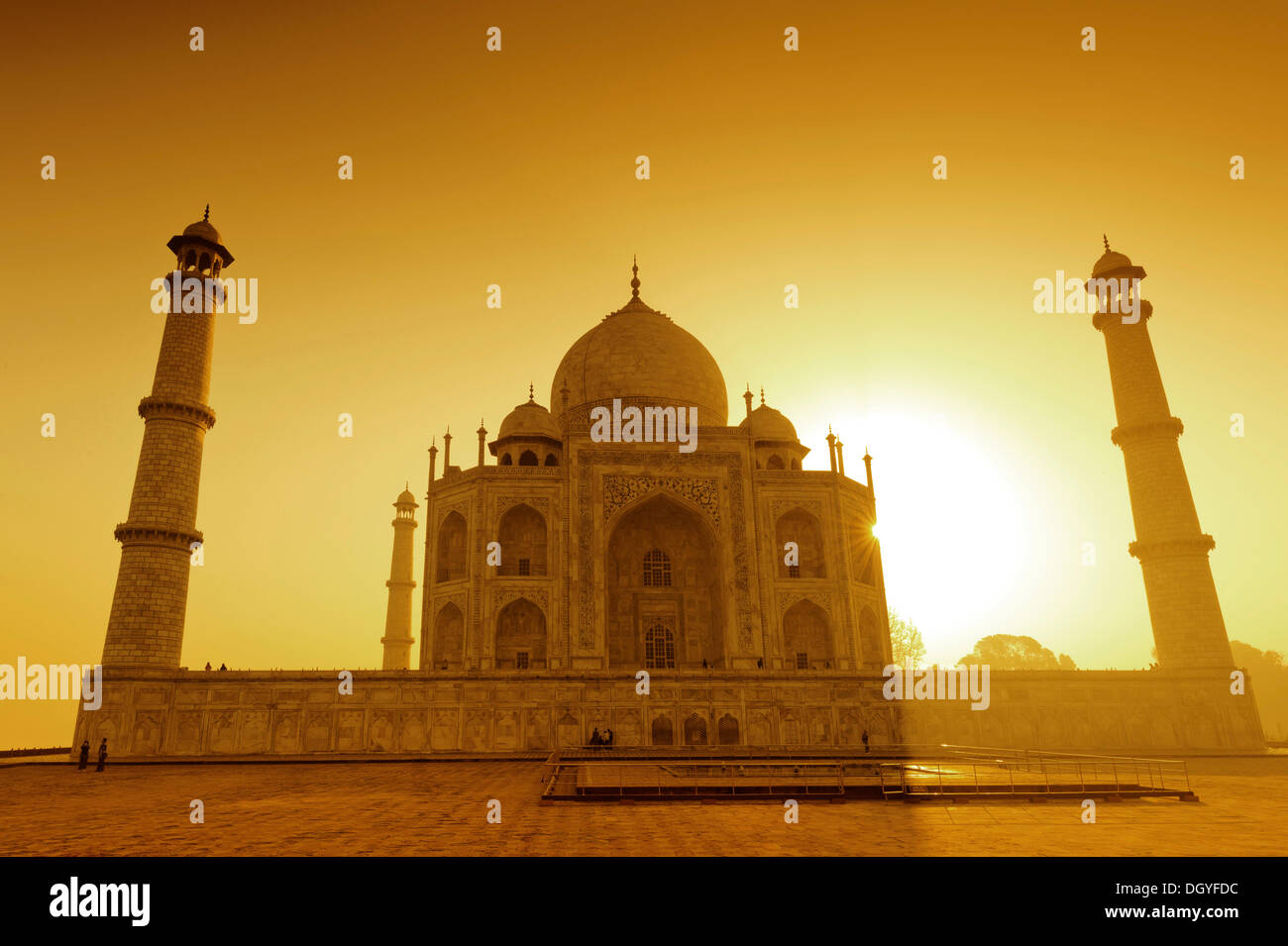 Taj Mahal, Mausoleo, Sito Patrimonio Mondiale dell'UNESCO, all'alba, Agra, Uttar Pradesh, India Foto Stock