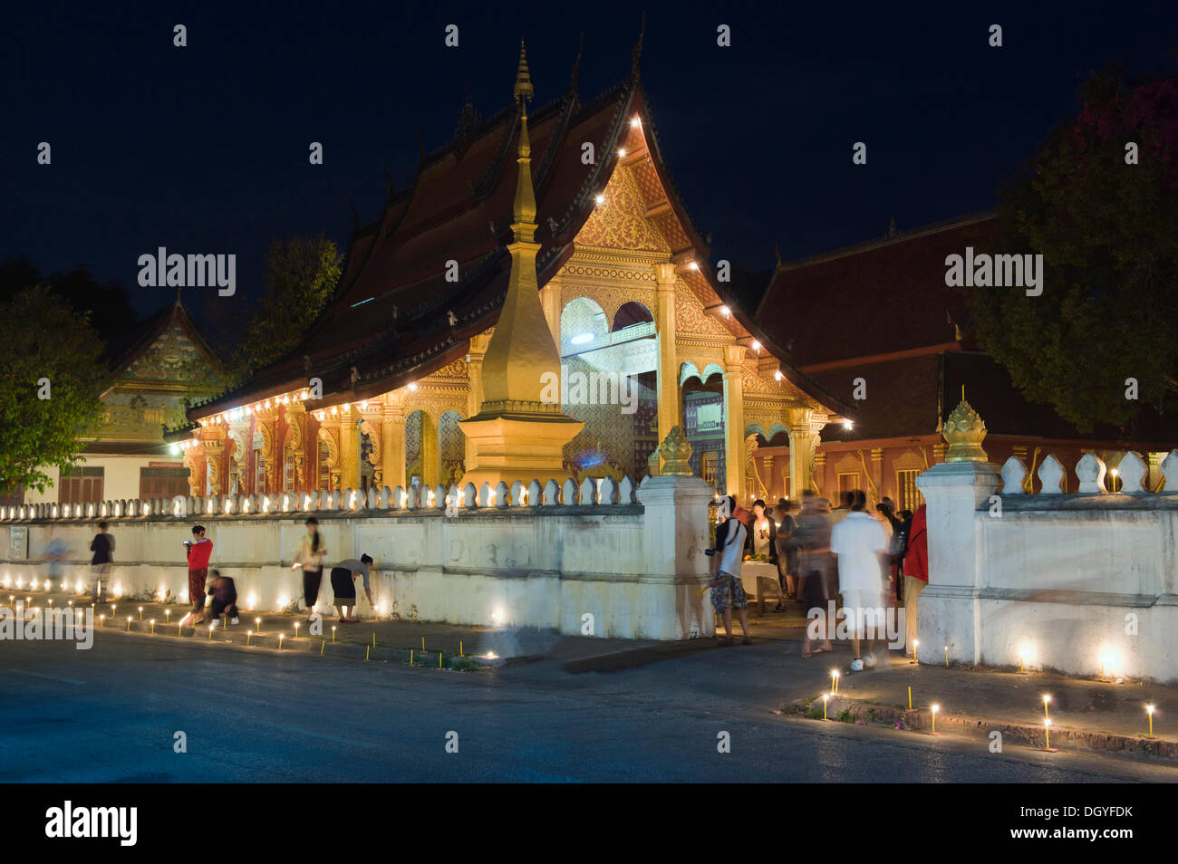 Luna piena Festival presso Wat Sene tempio Wat Sensoukharam, Luang Prabang, Laos, Indocina, Asia Foto Stock