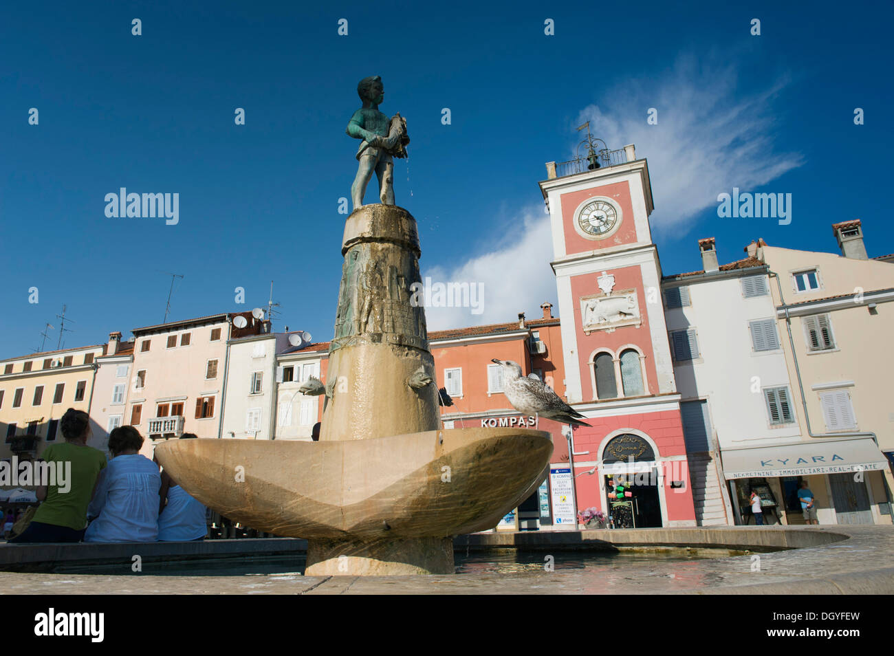 La figura su una fontana di fronte al red torre dell orologio a Rovigno, Istria, Croazia, Europa Foto Stock
