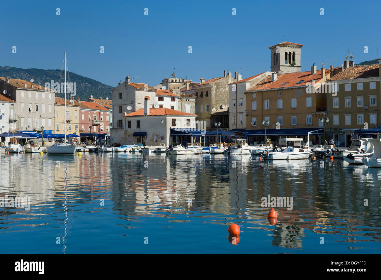Il porto della città di Cherso, Isola di Cherso, Mare Adriatico, golfo di Kvarner, Croazia, Europa Foto Stock