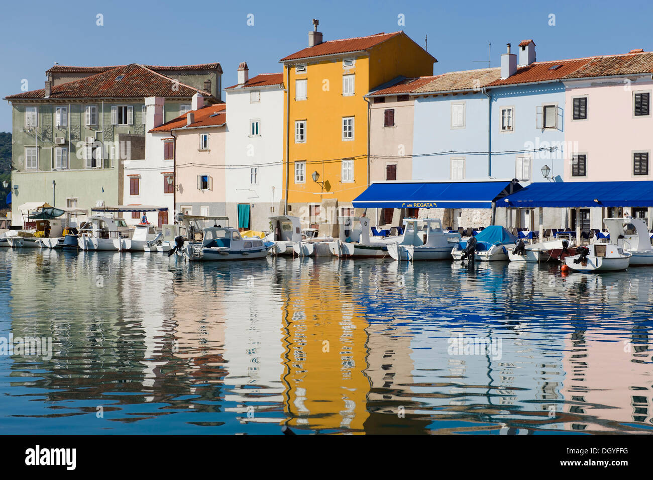Il porto della città di Cherso, Isola di Cherso, Mare Adriatico, golfo di Kvarner, Croazia, Europa Foto Stock