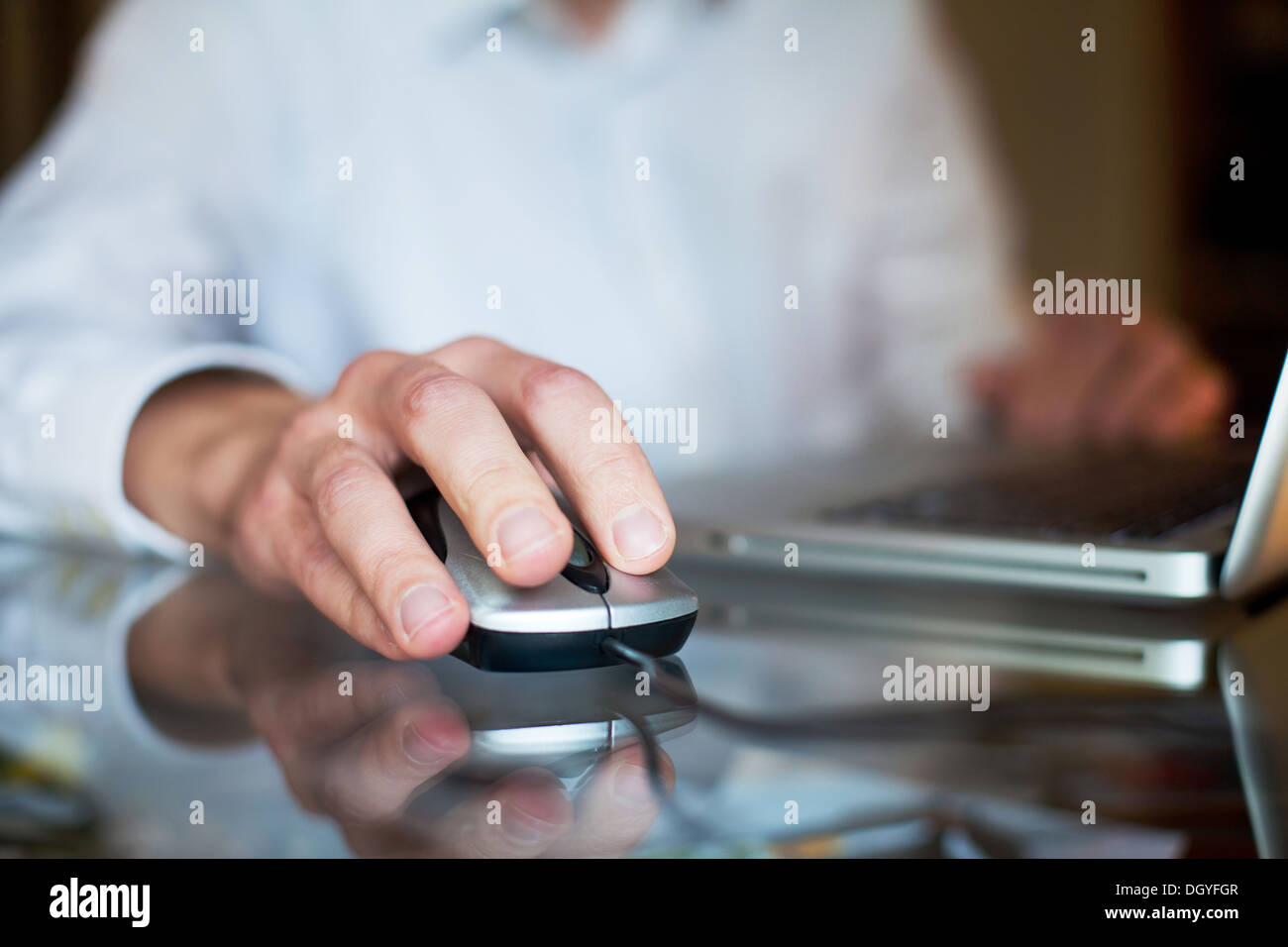 Uomo d affari con computer Foto Stock