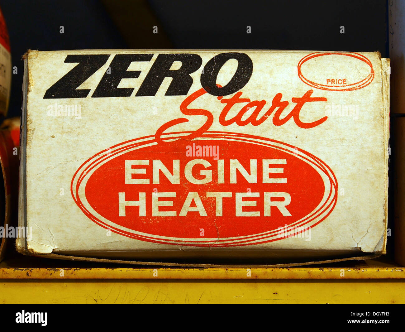 Il riscaldatore del motore ZERO Start è progettato per riscaldare i motori del veicolo A basse temperature per garantire un facile avviamento. L'immagine mostra il riscaldatore insieme a una collezione di vecchie barattoli e giocattoli, dando uno sguardo nostalgico ai beni di consumo del passato. Foto Stock
