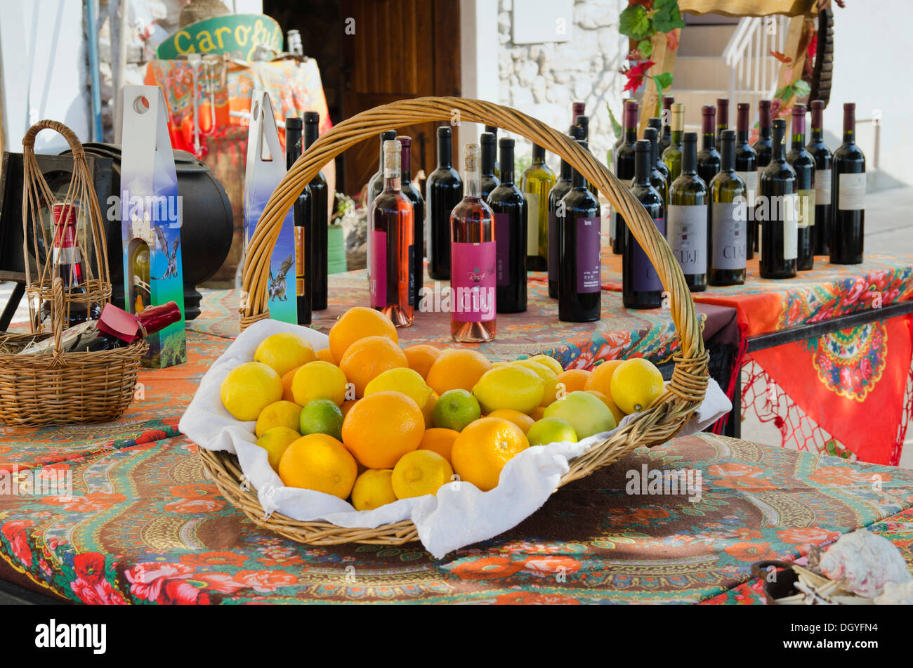 Le bottiglie di vino ed un cesto di frutta, ristorante sul lungomare di Baska, Isola di Krk, Mare Adriatico, golfo di Kvarner, Croazia, Europa Foto Stock