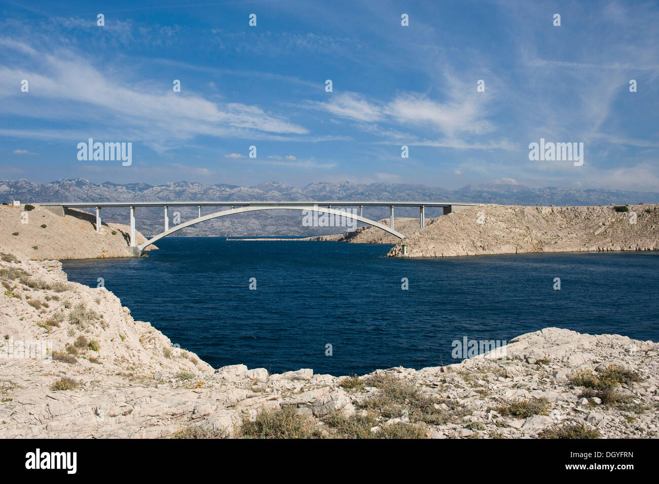 Rupi costiere in corrispondenza del ponte di collegamento con PAGO DALMAZIA, Ljubacka ingresso di Vrata, Isola di Pag, Mare Adriatico, Golfo del Quarnero Foto Stock