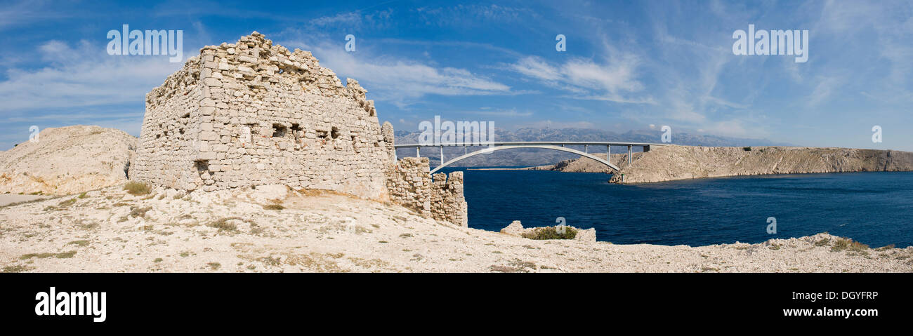 Rupi costiere e le rovine del castello in corrispondenza del ponte di collegamento con PAGO DALMAZIA, Ljubacka ingresso di Vrata, Isola di Pag, Mare Adriatico Foto Stock