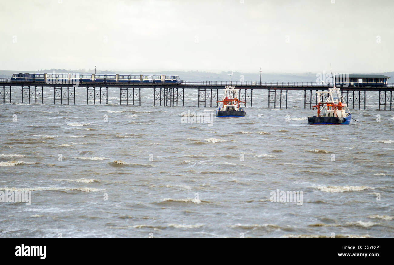 Southend on Sea, Essex, Regno Unito . 28 ott 2013. 8.17am stazione in esecuzione su Southend-on-Sea pier la tempesta, denominato St Jude, ha portato la windiest meteo a colpire il Regno Unito dal 1987. Credito: Graham whitby boot/Alamy Live News Foto Stock