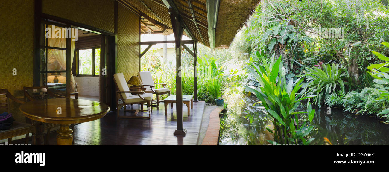 Bungalow con una veranda, Le Watergarden Hotel, Candi Dasa, Bali, Indonesia Foto Stock