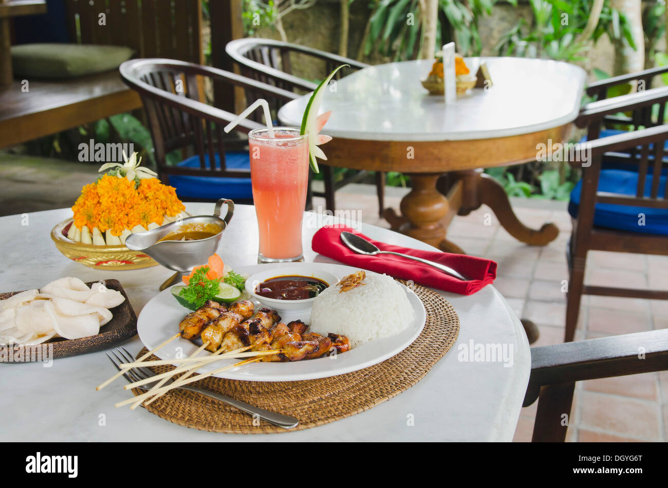 Pollo satay, spiedini di pollo e riso, succo di cocomero, cucina indonesiana, Ubud, Bali, Indonesia Foto Stock