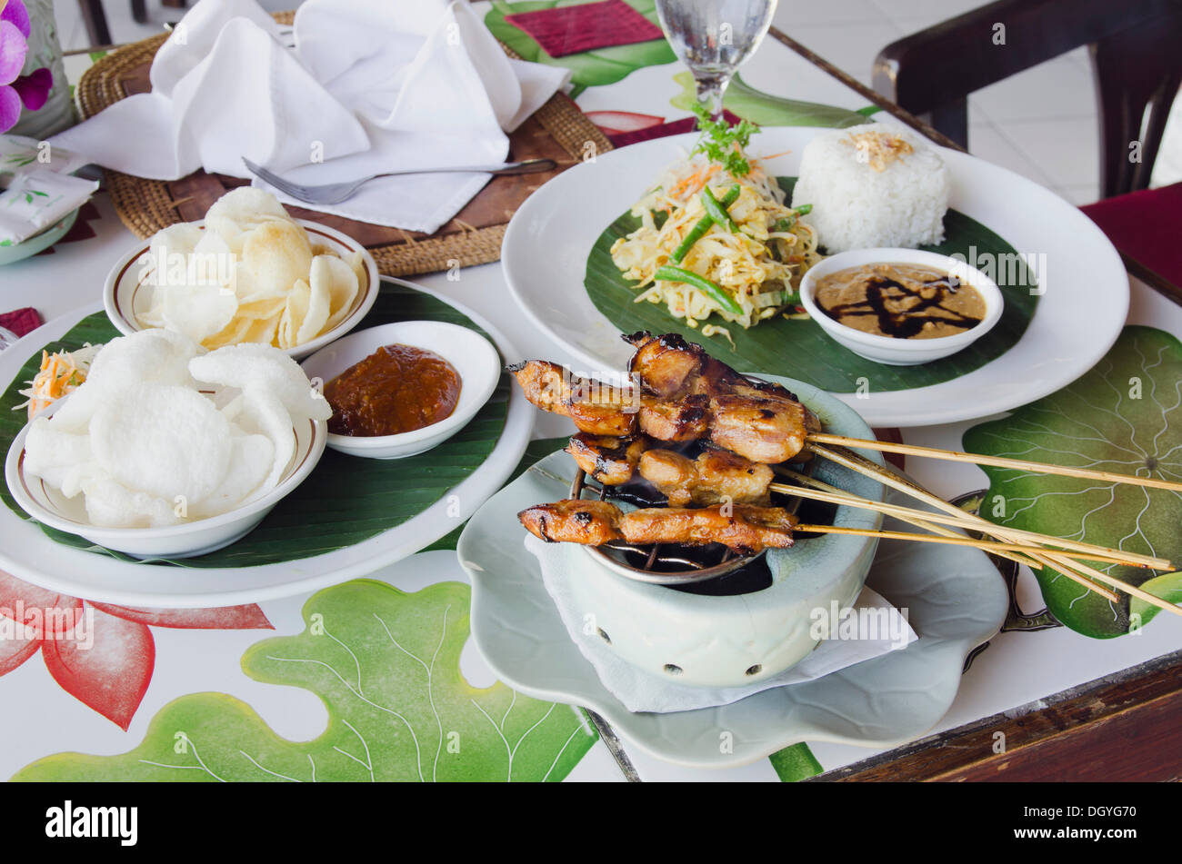 Pollo satay, spiedini di pollo con riso, cucina indonesiana, presso un ristorante, Candi Dasa, Bali, Indonesia Foto Stock