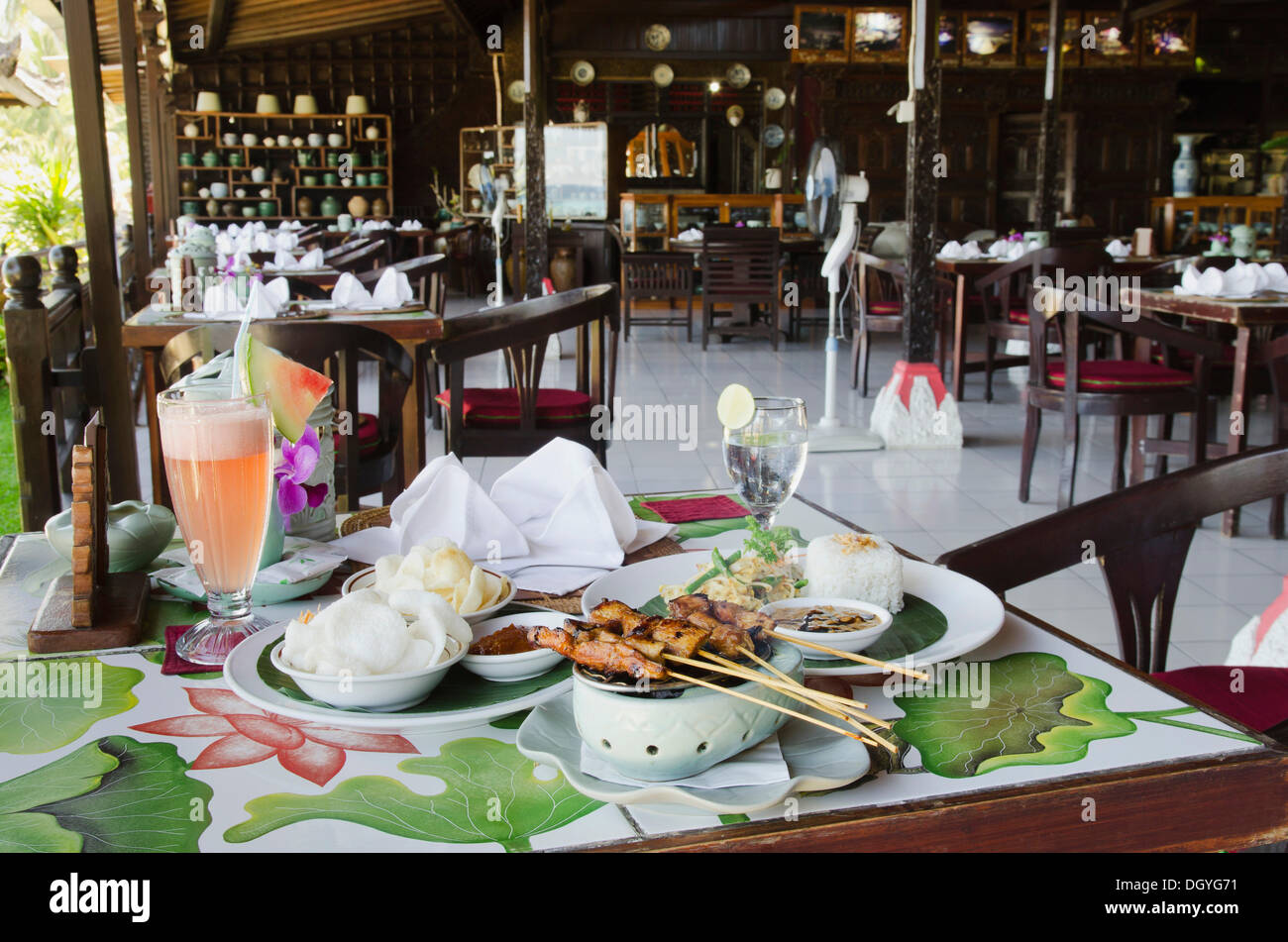 Pollo satay, spiedini di pollo con riso, cucina indonesiana, presso un ristorante, Candi Dasa, Bali, Indonesia Foto Stock