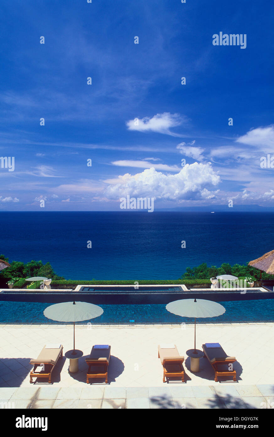 Piscina con vista mare, Manggis Padang Bai, Bali, Indonesia Foto Stock