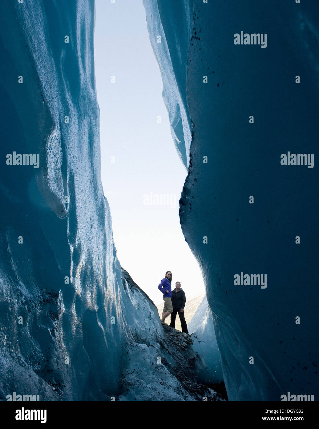 Due donne a guardare il crepaccio at Worthington Glacier, Alaska, STATI UNITI D'AMERICA Foto Stock