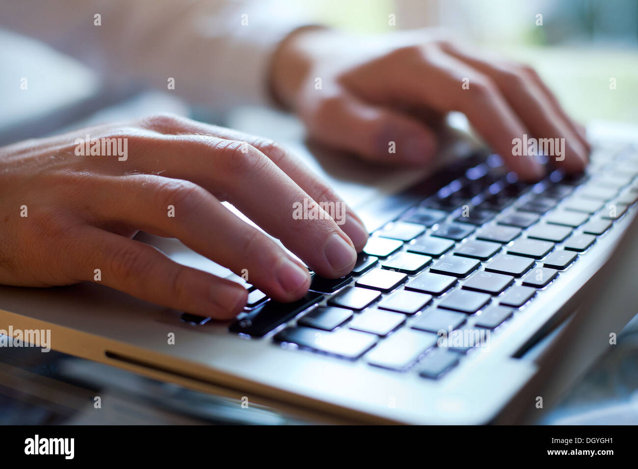 Le mani dell uomo d affari digitare sulla tastiera del computer Foto Stock