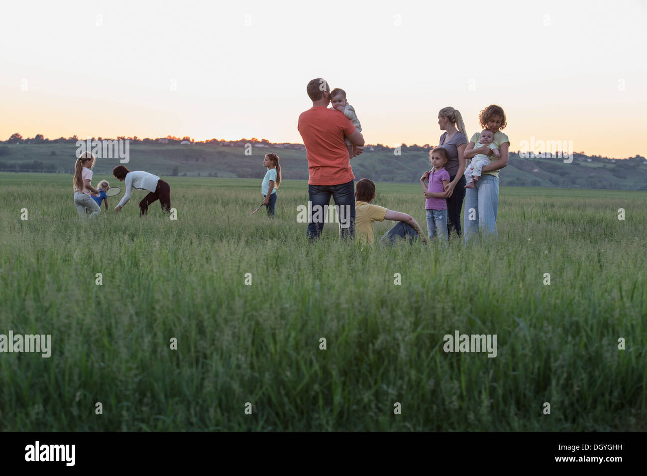 Famiglie rilassante in un campo in un ambiente rurale Foto Stock