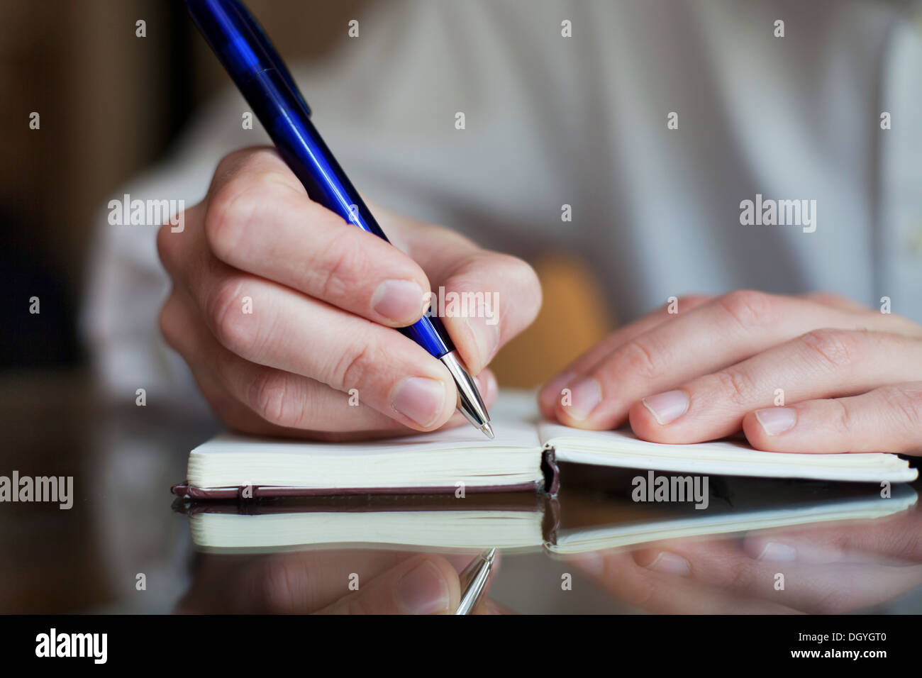 Business man scrivere nel blocco note Foto Stock