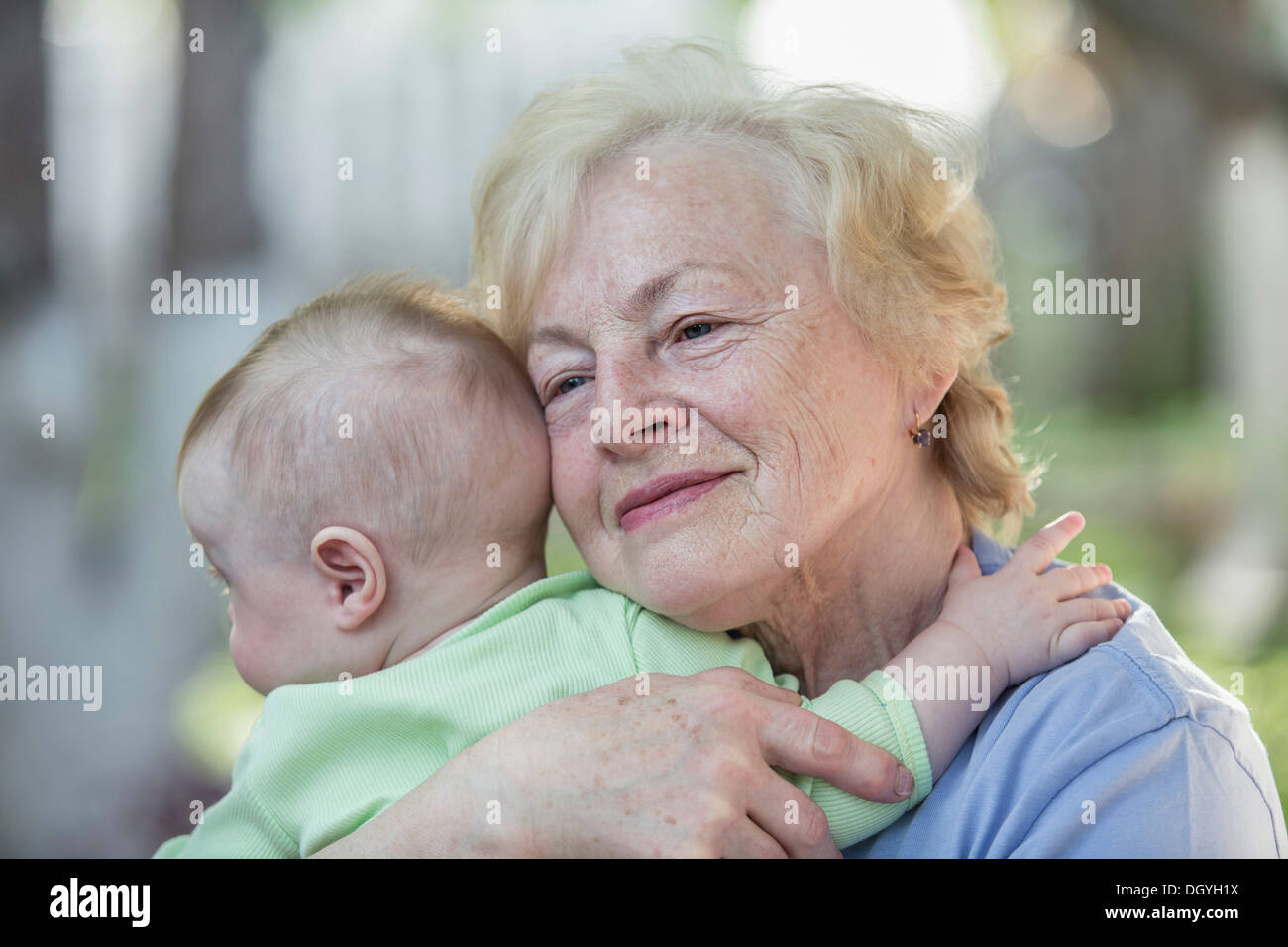 Una nonna abbracciando il suo nipote Foto Stock