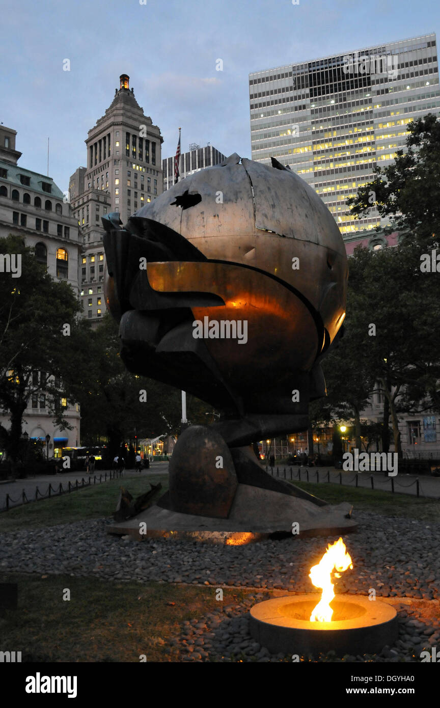 Sera shot, wtc memorial, la sfera, Battery Park, il quartiere finanziario di New York City, America del Nord, Stati Uniti d'America Foto Stock