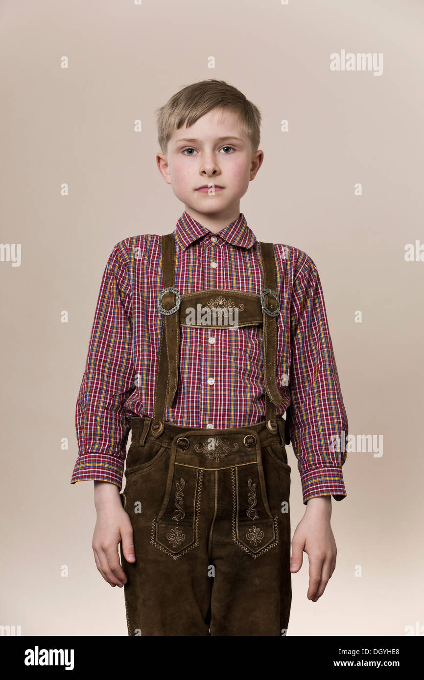 Un ragazzo serio indossando lederhosen Foto Stock