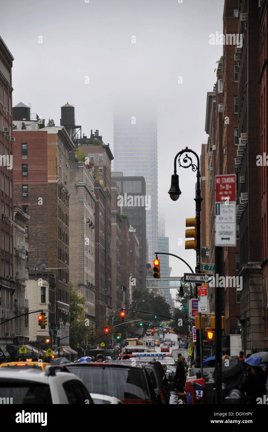 Grattacieli sotto la pioggia, haze, Lexington Avenue, Upper East Side di New York City, New York, USA, America del nord Foto Stock