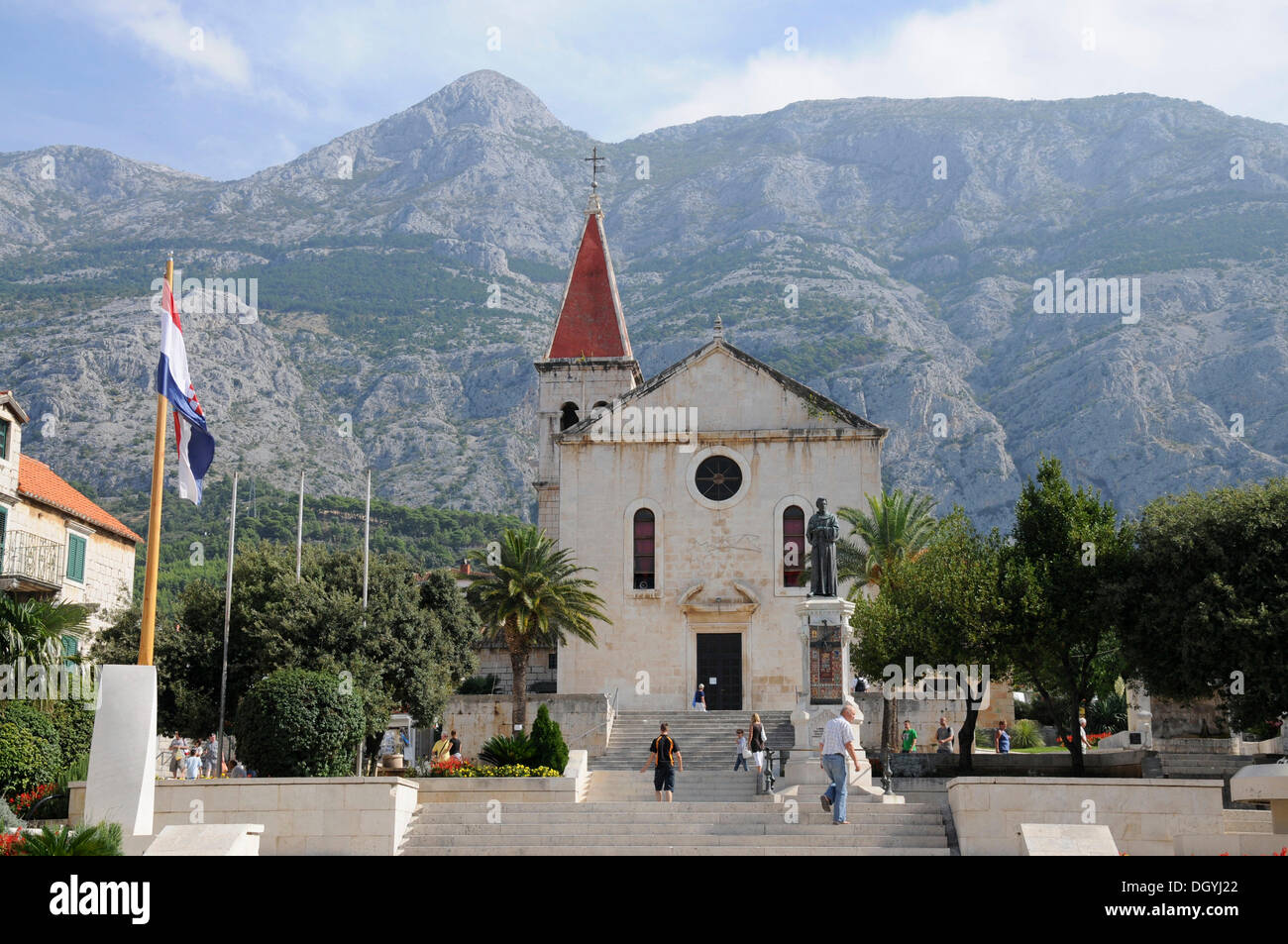 Centro storico, chiesa sulla piazza principale di Makarska, Croazia, Europa Foto Stock