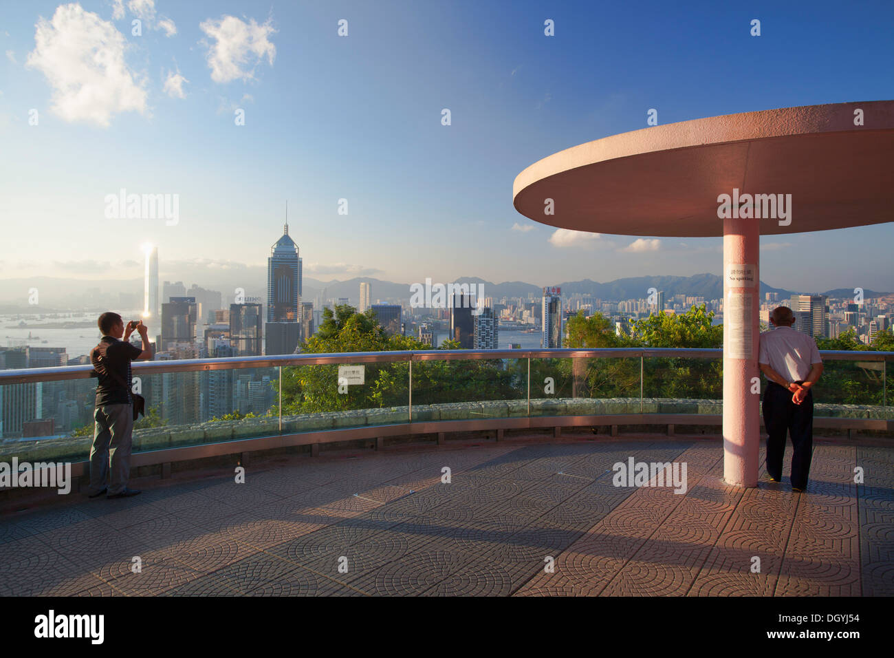 Il cinese turistica prendendo foto della skyline di Hong Kong dal punto di vista dell'Isola di Hong Kong, Hong Kong Foto Stock