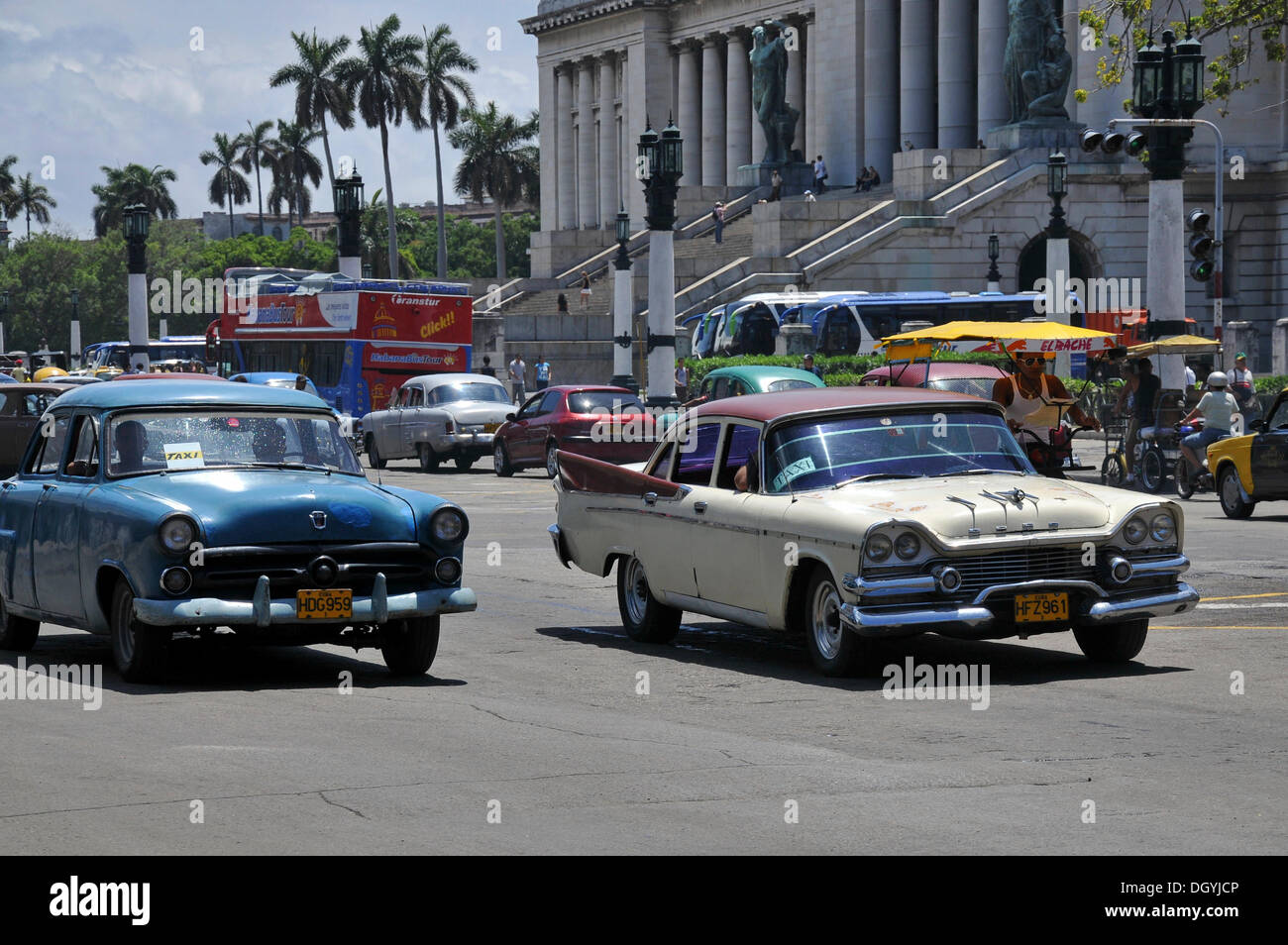 Auto d'epoca di fronte al Campidoglio, città vecchia, Havana, Cuba, dei Caraibi e America centrale Foto Stock
