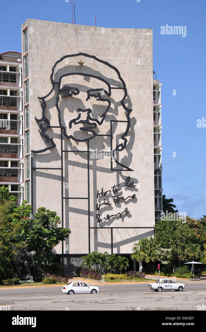 Ferro da stiro murale di Ernesto Guevara de la Serna, meglio noto come Che Guevara, Plaza de la Revolucion square a l'Avana Foto Stock