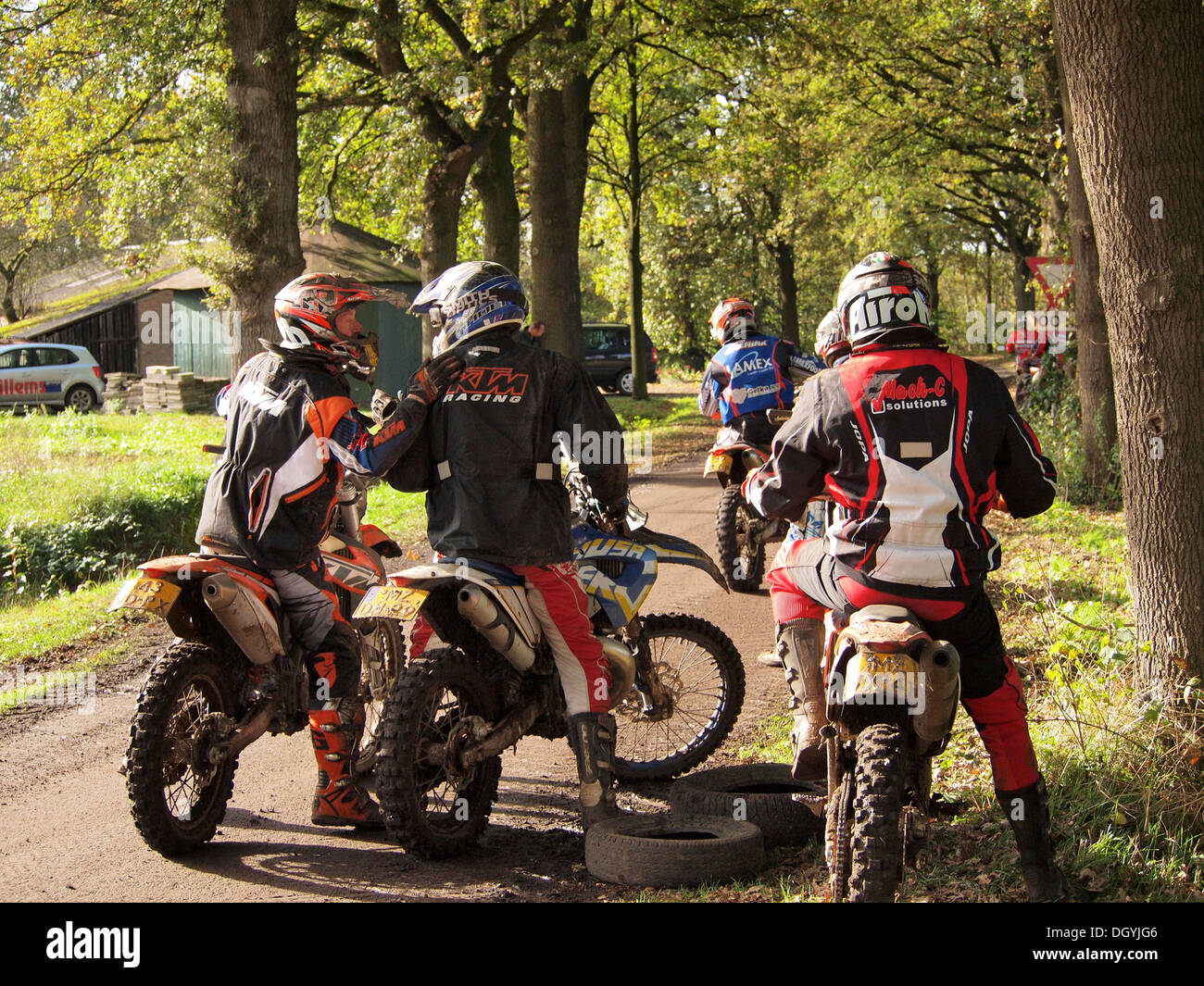 Gruppo di strutture ricreative piloti enduro chiacchierando durante una breve pausa Ruurlo, Gelderland, Paesi Bassi Foto Stock